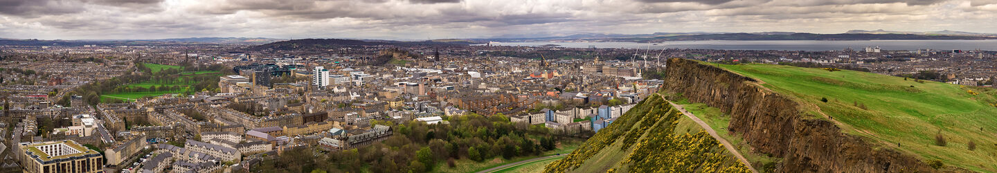 Blick über Edinburgh © iStock.com / halbergman