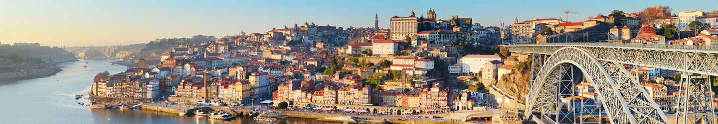 Altstadt von Porto mit der Dom Luis Brücke © iStock.com / joyt